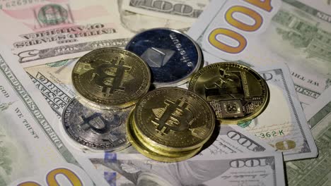 Bitcoin-BTC-Münze-Und-Ethereum-Eth-Münzen-Rotieren-Auf-100-Dollar-Scheinen,-Virtueller-Geldabbau
