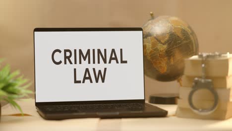 Strafrecht-Auf-Dem-Bildschirm-Eines-Juristischen-Laptops-Angezeigt