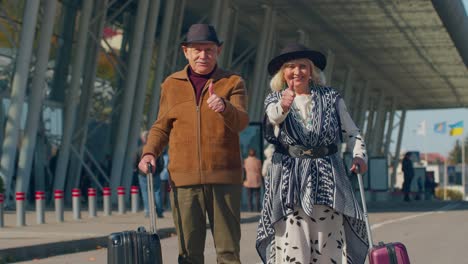 Senior-Rentner-Touristen-Großmutter-Großvater-Hebt-Daumen-Hoch-Positive-Antwort-In-Der-Nähe-Der-Flughafenhalle