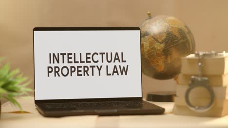 Ley-De-Propiedad-Intelectual-Mostrada-En-La-Pantalla-De-Una-Computadora-Portátil-Legal
