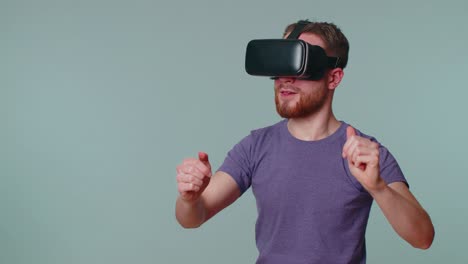 Hombre-Que-Usa-Realidad-Virtual-Tecnología-Futurista-Casco-Con-Auriculares-Vr-Para-Jugar-Videojuegos-De-Simulación-En-3D