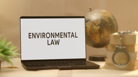 Ley-Ambiental-Mostrada-En-La-Pantalla-De-Una-Computadora-Portátil-Legal.