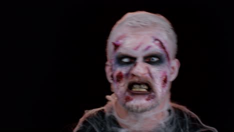 Aparición-Inesperada-De-Un-Hombre-Aterrador-Con-Maquillaje-Zombie-Sangriento-Herido-De-Halloween-Tratando-De-Asustar
