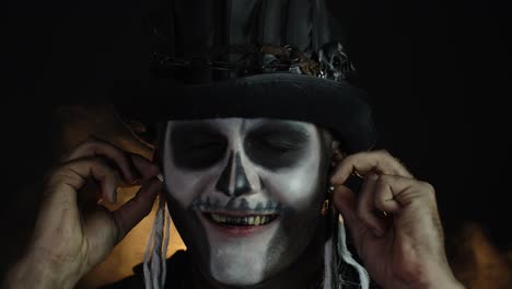 Unheimlicher-Mann-Mit-Schrecklichem-Halloween-Skelett-Make-up-Setzt-Kopfhörer-Auf,-Beginnt-Zu-Tanzen-Und-Zu-Feiern