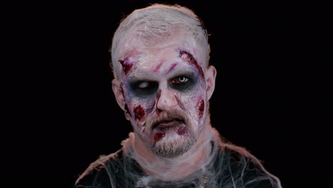 Aterrador-Hombre-Aterrador-Con-Maquillaje-Zombie-Sangriento-Herido-De-Halloween,-Tratando-De-Asustar,-Expresiones-Faciales