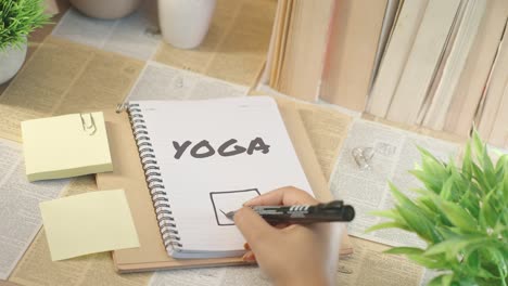 Marcando-El-Trabajo-De-Yoga-De-La-Lista-De-Verificación
