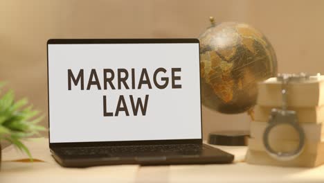 Ehegesetz-Auf-Dem-Bildschirm-Eines-Juristischen-Laptops-Angezeigt