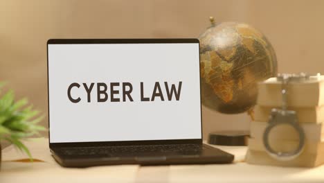 Cyber-Gesetz-Auf-Dem-Bildschirm-Eines-Juristischen-Laptops-Angezeigt