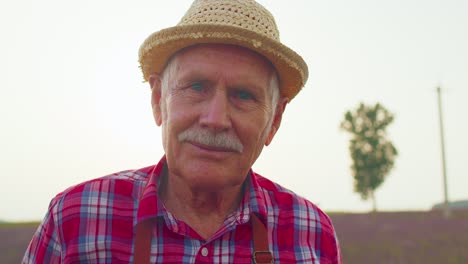 Porträt-Eines-älteren-Landwirts,-Der-Großvater-Auf-Einem-Biofeld-Mit-Violetten-Lavendelblüten-Züchtet
