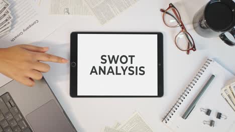 Anzeige-Der-SWOT-Analyse-Auf-Einem-Tablet-Bildschirm