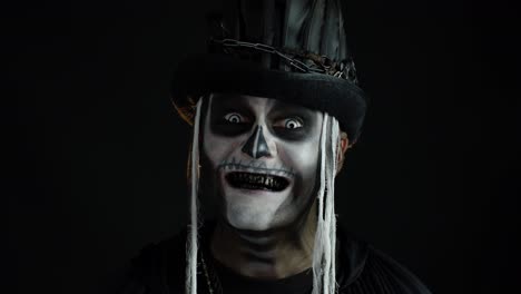 Unheimlicher-Mann-Mit-Totenkopf-Makeup,-Der-Den-Mund-öffnet-Und-Schmutzige-Schwarze-Zähne-Zeigt.-Halloween-Skelett