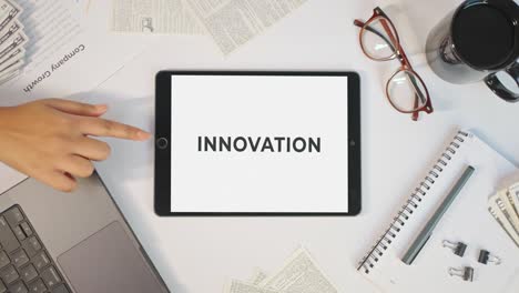 Innovation-Wird-Auf-Einem-Tablet-Bildschirm-Angezeigt