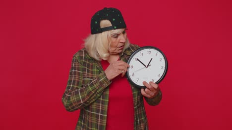 Confused-senior-woman-with-anxiety-checking-time-on-clock-running-late-to-work,-being-delay-deadline