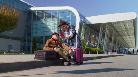 Senior-Rentner-Touristen-Großmutter-Großvater-Wartet-Beim-Einsteigen-In-Der-Nähe-Der-Halle-Des-Internationalen-Flughafens