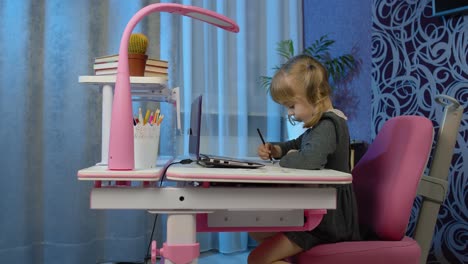 Kind,-Schülerin,-Schülerin-Lernt-Unterricht-Mit-Lehrer-Zu-Hause-Mit-Digitalen-Laptop-Computer