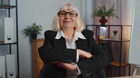 Fröhliche-ältere-Reife-Geschäftsfrau-Trägt-Brille,-Formellen-Anzug,-Lächelt-Und-Blickt-In-Die-Kamera