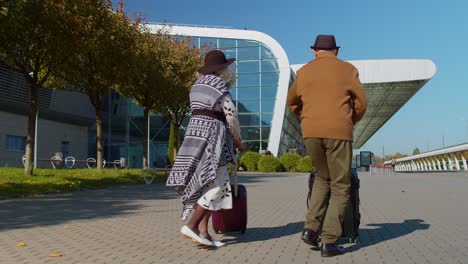 Familie,-Großmutter,-Großvater,-Der-Mit-Gepäckkoffertaschen-Zur-Flughafenhalle-Geht,-Tanzen-Feiert