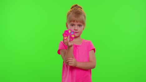 Mädchen-Spielt-Mit-Pop-it-sensorischem-Anti-Stress-Handspinner-Squishy-Blasenspielzeug,-Chroma-Key-Hintergrund