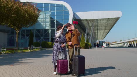 Älterer-Ehemann,-Ehefrau,-Rentner,-Touristen-In-Der-Nähe-Des-Flughafenterminals-Erhalten-Videoanrufe-Und-Nutzen-Das-Mobiltelefon