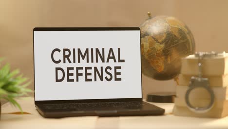 Strafverteidigung-Auf-Dem-Bildschirm-Eines-Juristischen-Laptops-Angezeigt