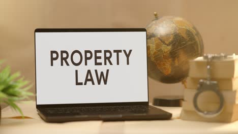 Eigentumsrecht-Auf-Dem-Bildschirm-Eines-Juristischen-Laptops-Angezeigt