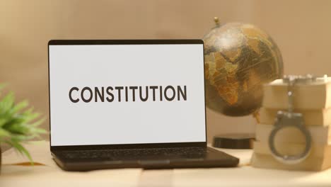 Constitución-Mostrada-En-La-Pantalla-De-Un-Portátil-Legal.