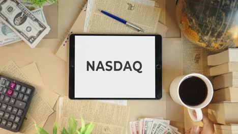 Nasdaq-Wird-Auf-Dem-Bildschirm-Eines-Finanz-Tablets-Angezeigt