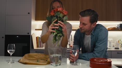 Frau-Stellt-Einen-Blumenstrauß-In-Die-Vase