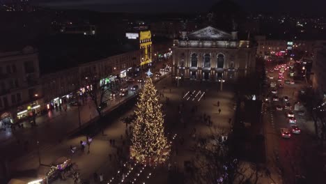 Vista-Aérea-Del-árbol-De-Navidad-Y-Feria-En-La-Ciudad-De-Lviv,-Ucrania,-Cerca-De-La-ópera,-Vacaciones-De-Año-Nuevo