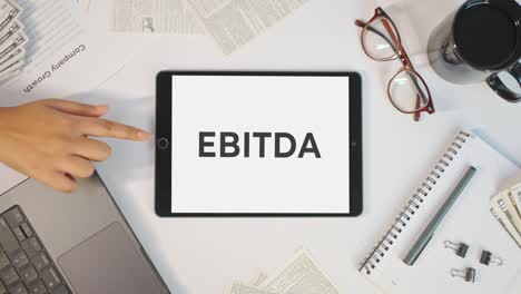 EBITDA-Anzeige-Auf-Einem-Tablet-Bildschirm