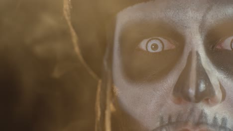 Das-Gruselige-Männergesicht-Im-Halloween-Skelett-Makeup-Blickt-In-Verschiedene-Richtungen-Mit-Weißen-Pupillen-Der-Augen