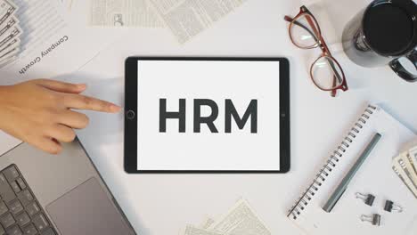 HRM-Anzeige-Auf-Einem-Tablet-Bildschirm
