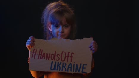 Obdachloses-Mädchen-Zeigt-Pappmassage,-Hände-Weg-Von-Der-Ukraine,-Krisenkrieg,-Kein-Frieden,-Stoppt-Die-Aggression
