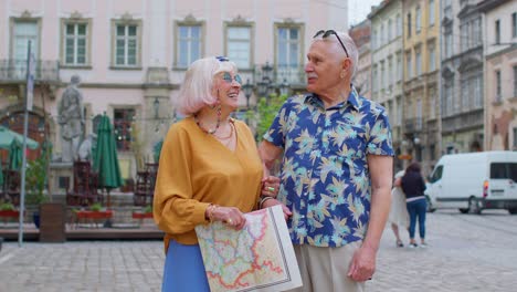 Älteres-Paar,-Großmutter-Und-Großvater,-Touristen,-Unterhalten-Sich-Auf-Der-Straße-In-Der-Altstadt