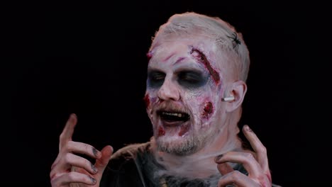 Zombie-Halloween-Hombre-Con-Heridas-Cicatrices-Cara-Usando-Auriculares,-Escuchando-Música,-Bailando,-Celebrando