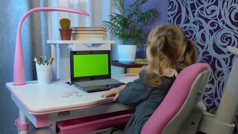 Kind-Mädchen-Lernt-Hausaufgaben-Fernunterricht-Auf-Laptop-Webcam-Online-Unterricht-Zu-Hause,-Grüner-Bildschirm