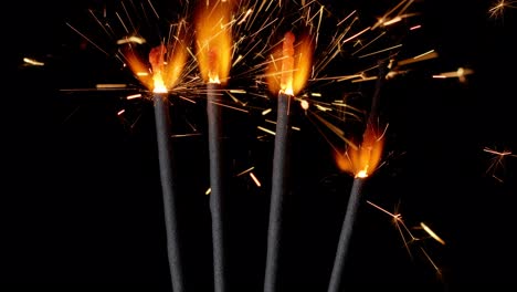 Incendios-De-Bengala,-Velas-De-Año-Nuevo,-Luces-Brillantes-Ardiendo-Sobre-Un-Fondo-Negro,-Cámara-Lenta