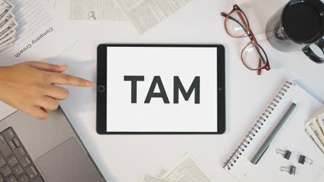 Tam-Wird-Auf-Einem-Tablet-Bildschirm-Angezeigt