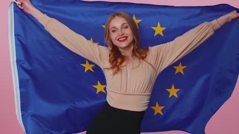 Bonita-Jovencita-Ondeando-La-Bandera-De-La-Unión-Europea,-Sonriendo,-Aplaudiendo-Las-Leyes-Democráticas,-Las-Libertades-De-Derechos-Humanos.