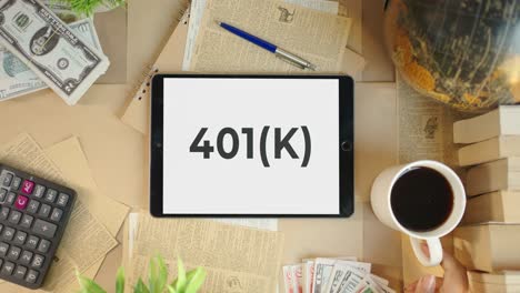 401(k)-Anzeige-Auf-Dem-Bildschirm-Eines-Finanz-Tablets