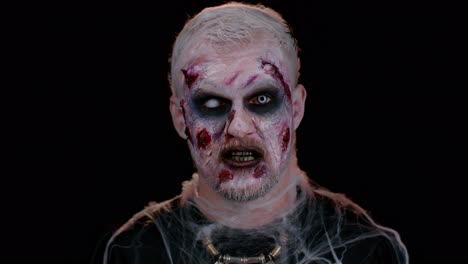 Furchterregender-Mann-Mit-Blutigem,-Verwundetem-Halloween-Zombie-Makeup,-Der-Versucht,-Angst-Zu-Machen,-Schreit-Und-Brüllt