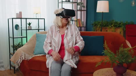 Ältere-Frau-Nutzt-Virtual-Reality-VR-App-Headset-Helm,-Um-Simulations-3D-360-Videospiel-Online-Zu-Spielen