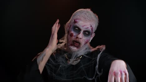 Erschreckender-Mann-Mit-Halloween-Zombie-Make-up,-Der-Kopfhörer-Trägt-Und-Musik-Hört,-Tanzt-Und-Feiert
