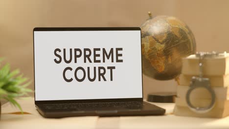 Corte-Suprema-Mostrada-En-La-Pantalla-De-Una-Computadora-Portátil-Legal