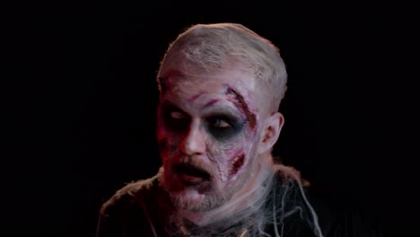 Finsterer-Mann-Halloween-Verrückter-Zombie-Mit-Blutigen-Wunden-Narben-Gesicht-Angst-Vor-Polizei-Lichter-Ergeben