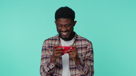 Besorgter,-Lustiger,-Süchtiger-Afroamerikanischer-Mann,-Der-Auf-Dem-Handy-Rennvideospiele-Spielt