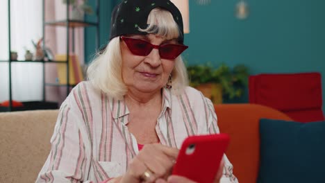 Ältere-Großmutter-Kauft-Per-Handy-Online-Ein,-Erfährt-Großen-Gewinn-Und-Feiert-Zu-Hause