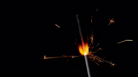 Bengalisches-Feuer,-Wunderkerze-Für-Das-Neue-Jahr,-Funkelnde-Lichter-Auf-Schwarzem-Hintergrund,-Zeitlupe