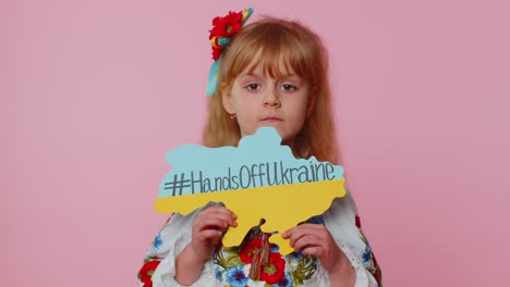 Retrato-De-Una-Niña-Ucraniana-Con-Texto-De-Inscripción-De-Masaje-En-El-Mapa,-Manos-Fuera-De-Ucrania,-Crisis,-Guerra
