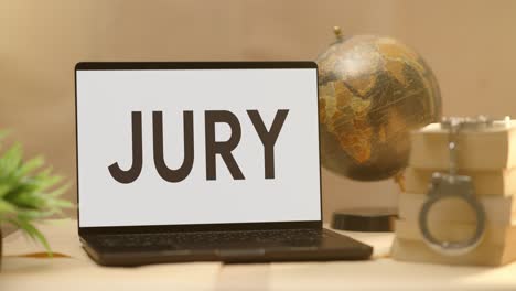 Jury-Auf-Dem-Bildschirm-Eines-Juristischen-Laptops-Angezeigt